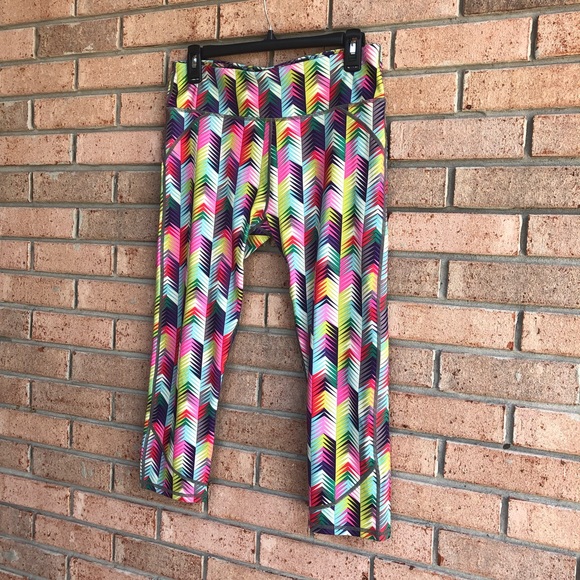 Fabletics Lima Capri Multicolored Chevron Pattern Leggings 21" inseam - Picture 6 of 7
